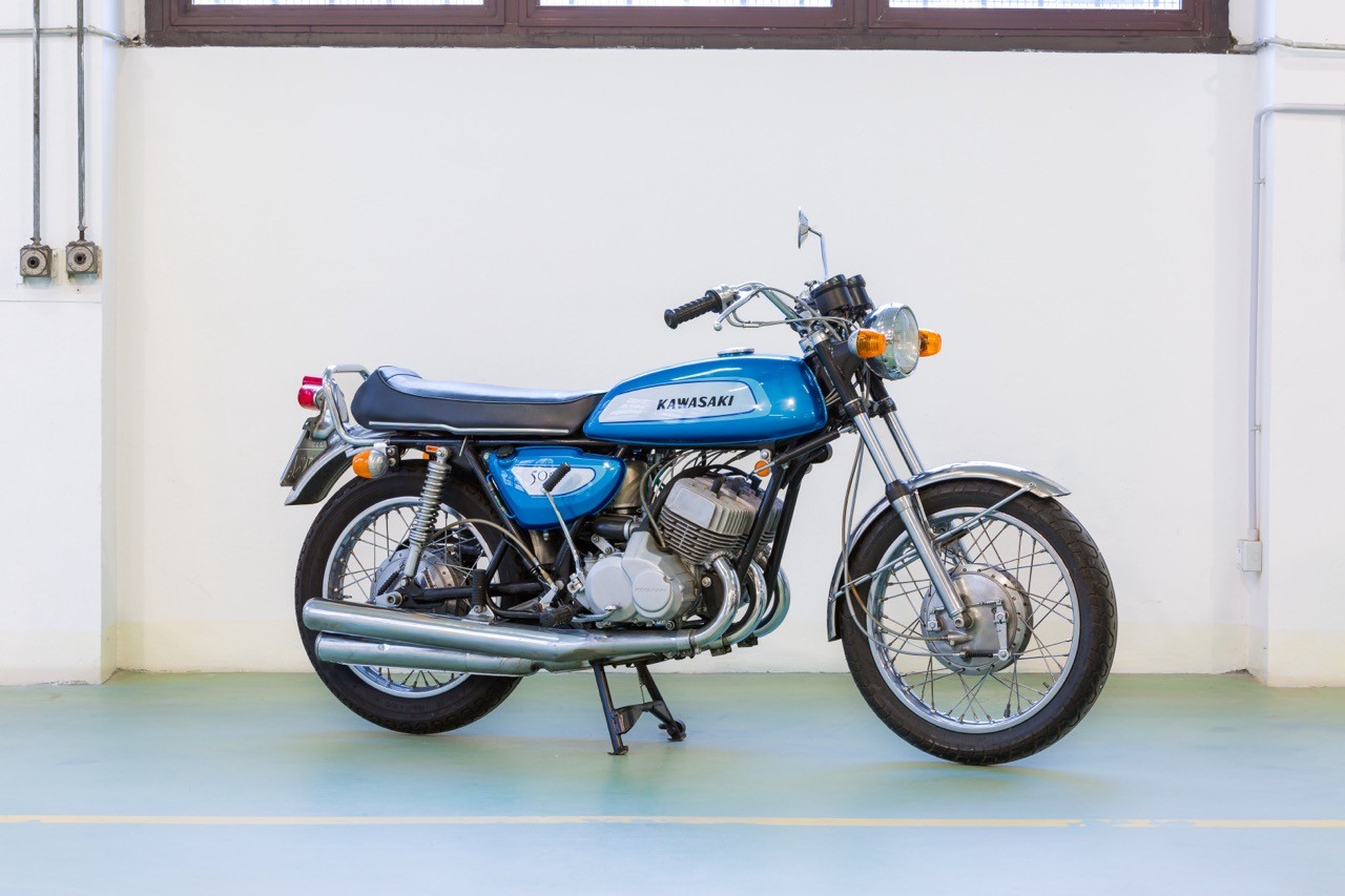 <div class='descrGalleryTitle'>Kawasaki H1 500 Mach III</div><div class='descrGalleryText'><p>Rimaniamo in Giappone e in particolare ad Akashi con un’altra Kawasaki mitica, la leggendaria <b>H1 500 Mach III</b>, una tre cilindri a due tempi che offriva prestazioni all’epoca eguagliate da pochissime moto. Questa è una prima serie, equipaggiata con freno a tamburo anche all’anteriore, probabilmente non l’ideale per fermare una massa di 170 kg spinti da 60 cavalli, che potevano portare la Mach III sino a <b>circa 190 chilometri l’ora</b>. Questo esemplare proviene dagli Stati Uniti, il tachimetro è in miglia, ma è regolarmente immatricolata. La stima è sui 10-12.000 euro.</p>
</div>